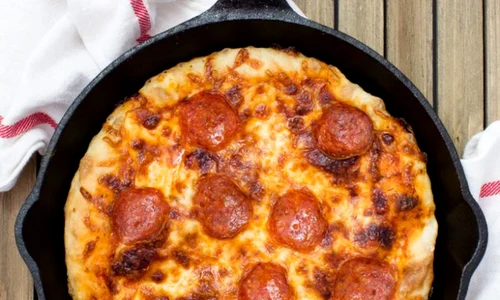 pizza cu salam jpeg