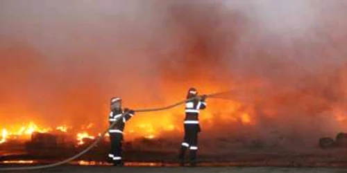 Pompierii au stins focul după trei ore