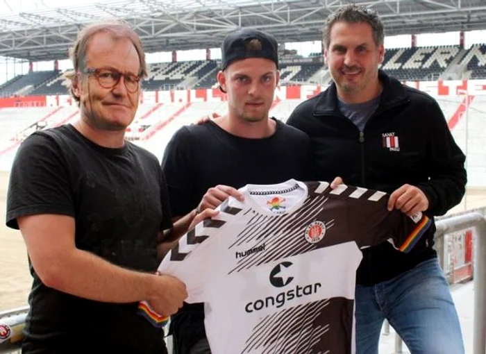 În stânga e "antrenorul" lui Ducksch