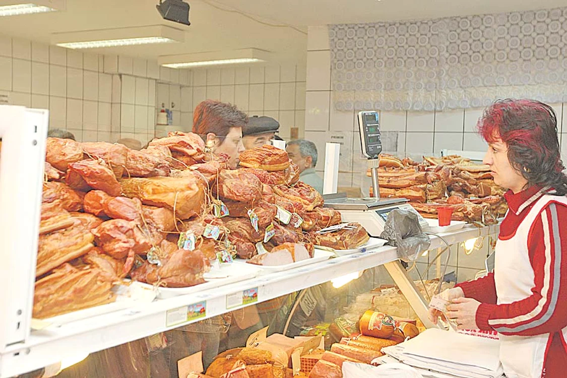 
    Carnea de porc şi mezelurile  vor fi cu cel puţin 10 -15% mai scumpe.  