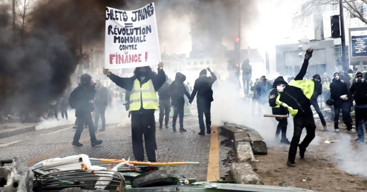 Ciocniri la Paris între protestatari şi forţele de ordine FOTO EPA-EFE