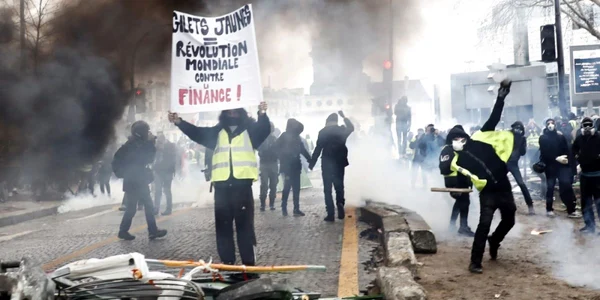 Veste galbene protestand la Paris FOTO EPA-EFE