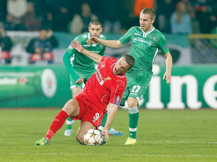 
    Moţi a pierdut duelurile  cu adversarul direct  în meciul disputat pe  propriul teren contra  celor de la LiverpoolFoto: AP   