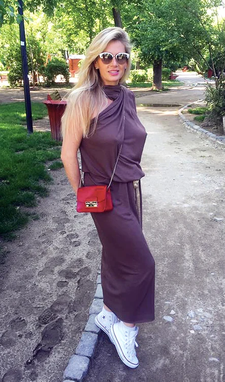 Zilele trecute, Andreea  Bănică şi-a plimbat sânii  superbi prin Bucureşti