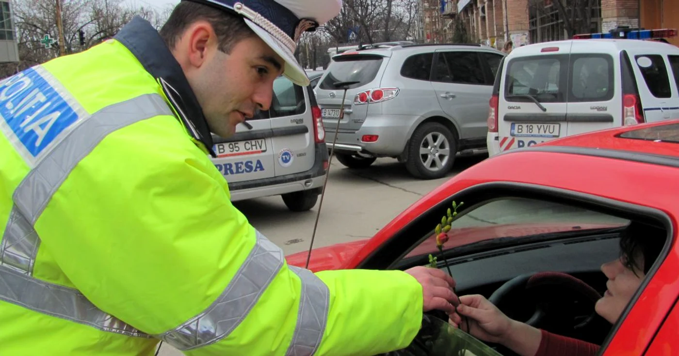 Poliţia Rutieră a oferit flori