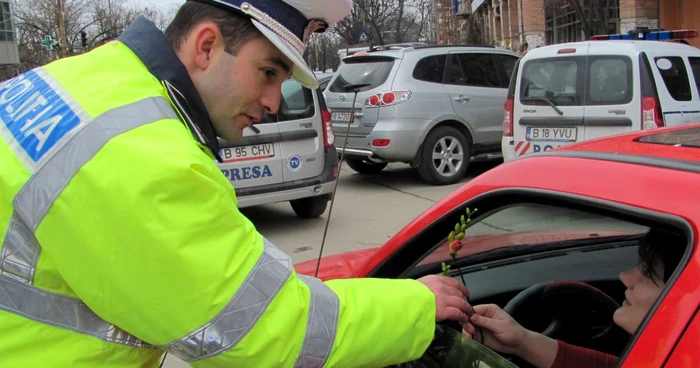 Poliţia Rutieră a oferit flori