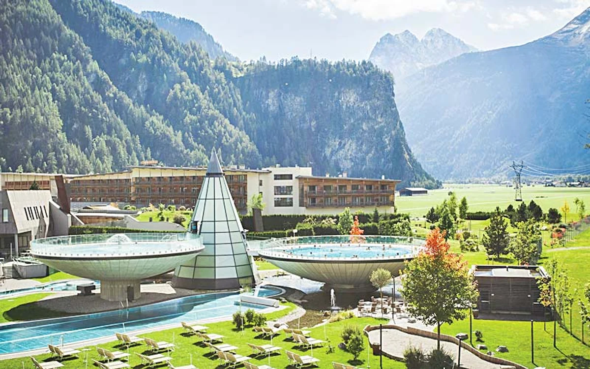 Turiştii se pot bălăci în  piscinele încălzite în  orice perioadă a anului