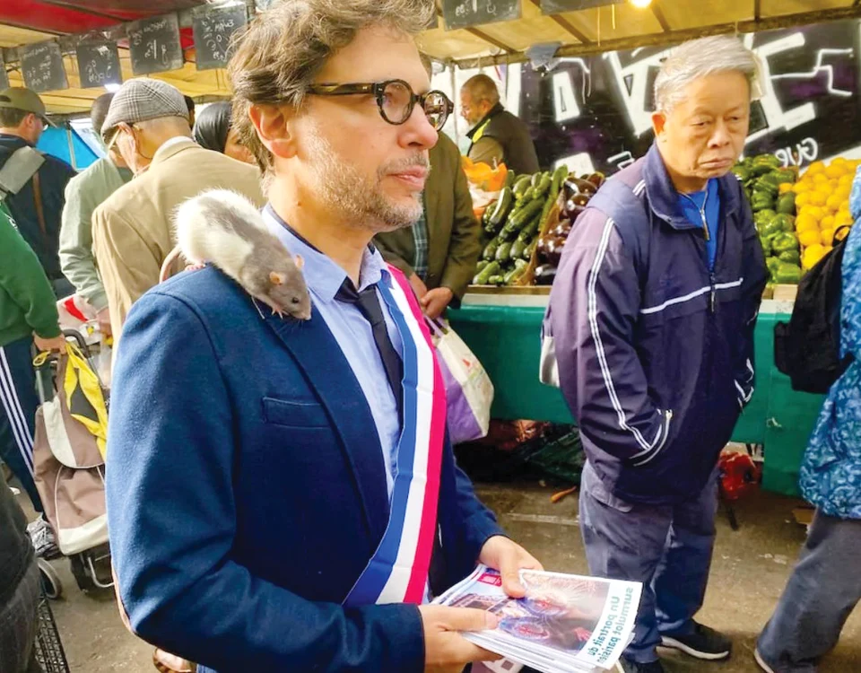Grégory Moreau  şi şobolanul Plume  se plimbă zilnic prin Paris. SURSĂ FOTO: X/Capturi video