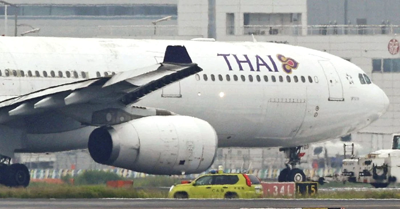 Avionul avariat la o aripă FOTO Twitter Reuters