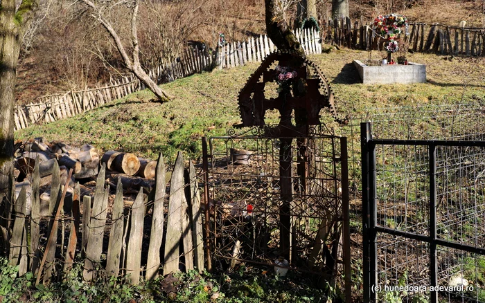 Morminte în curte. Foto: Daniel Guță. ADEVĂRUL