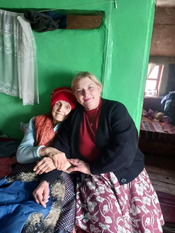 Bătrânii sunt foarte atașați de asistenții medicali comunitari FOTO Aamc Botoșani