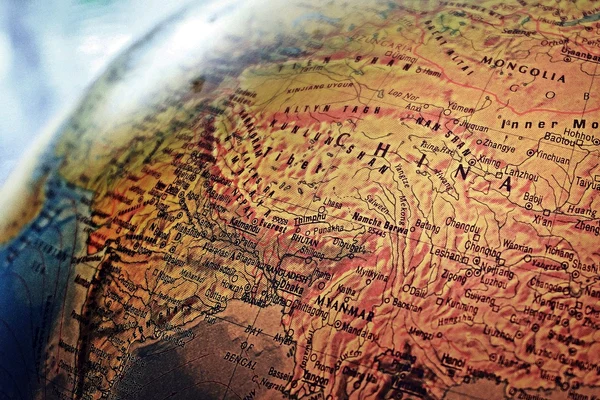Ce măsuri speciale au impus guvernele în țările din Asia pentru mediul de afaceri?
