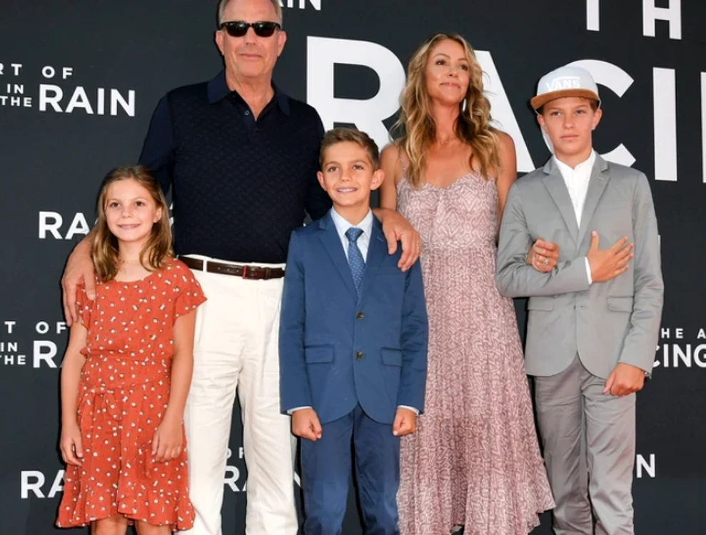 Kevin Costner, alături de actuala soție și de cei trei copii ai lor Foto: Arhivă