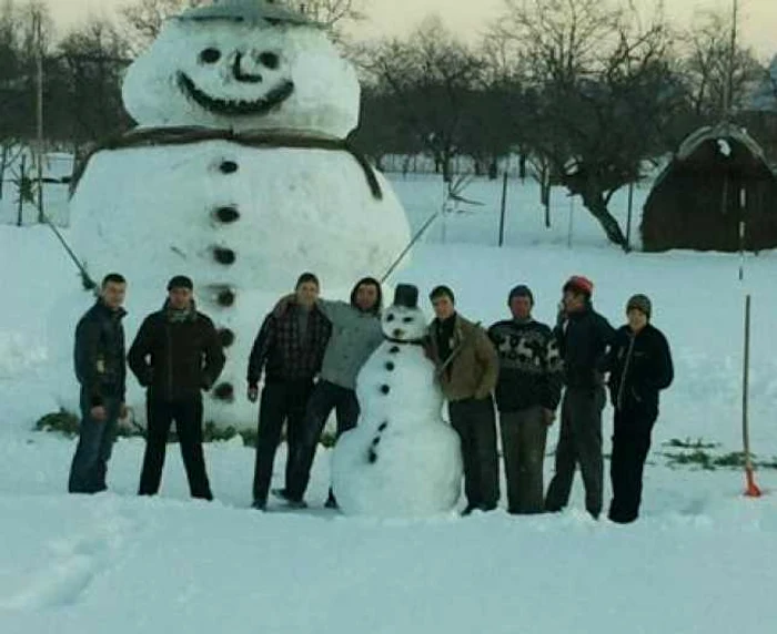 Tinerii s-au pozat lângă omul de zăpadă gigant