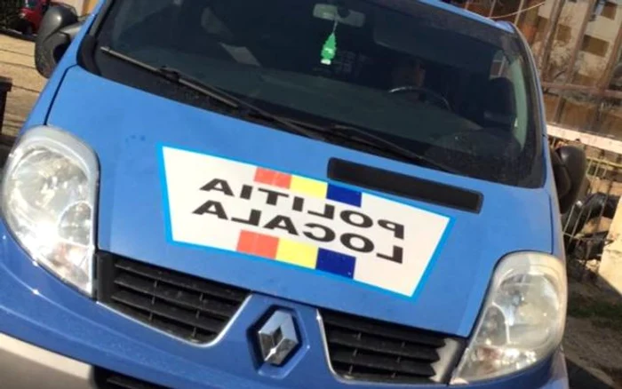 Se văde clar că bărbatul se află în mașina cu însemnele Poliției Locale Târgoviște