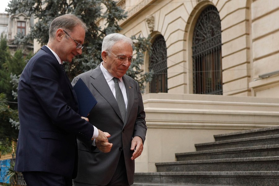 Imagini cu Luca Niculescu și guvernatorul BNR înainte de întâlnire. Premierul are o întrevedere și cu reprezentanții mediului de afaceri