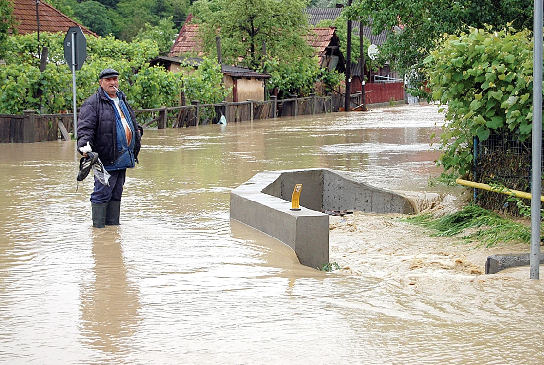 Localnicii n-au mai văzut  asemenea inundaţii  de 45 de ani