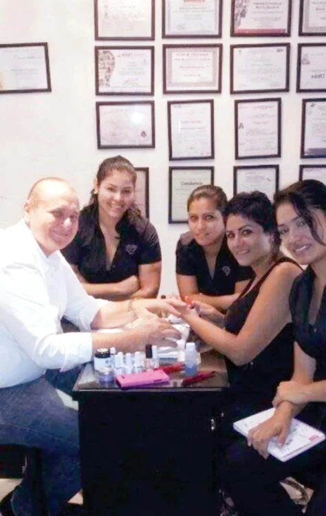 Nick Rădoi e tratat regeşte  la salonul lui din Mexic