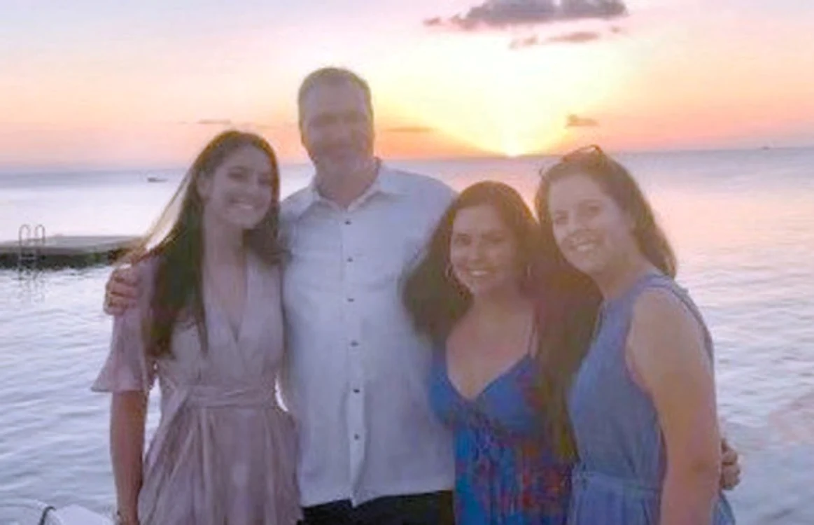 
    Familia Kwiecinski, alcătuită din John, Roxanne şi fiicele Julie şi Justine, aici într-o fotografie din 2019  
