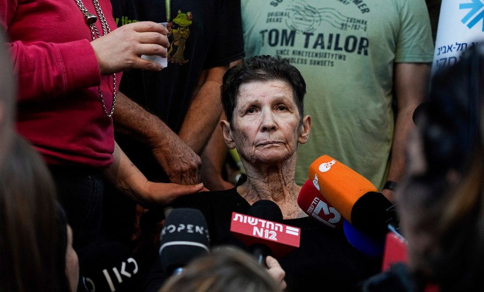 Apariția publică a ostaticei care a strâns mâna teroristului Hamas care a eliberat-o, subiect de scandal în Israel