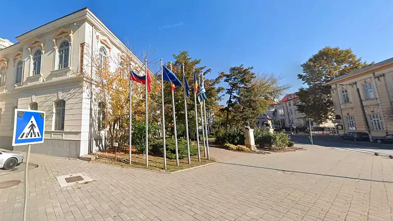 Steagul Rusiei este arborat în fața Muzeului de artă din Tulcea  FOTO Google Maps 