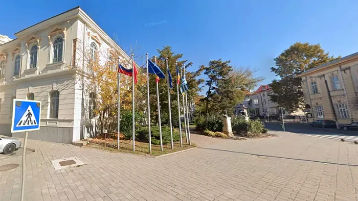 Steagul Rusiei este arborat în fața Muzeului de artă din Tulcea  FOTO Google Maps 