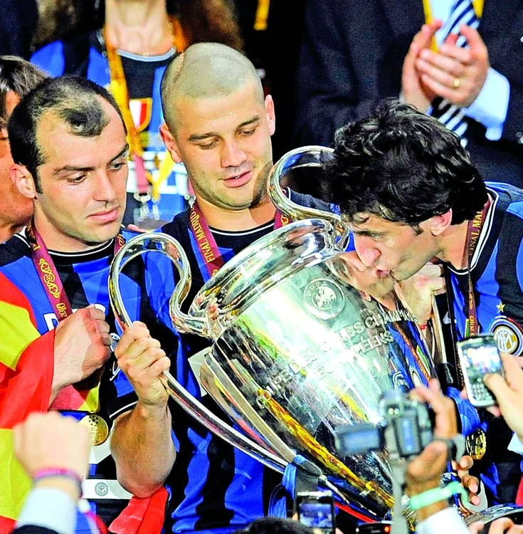 
    Ultimul trofeu câştigat de  Cristi Chivu este Liga  Campionilor cu Inter Milano  