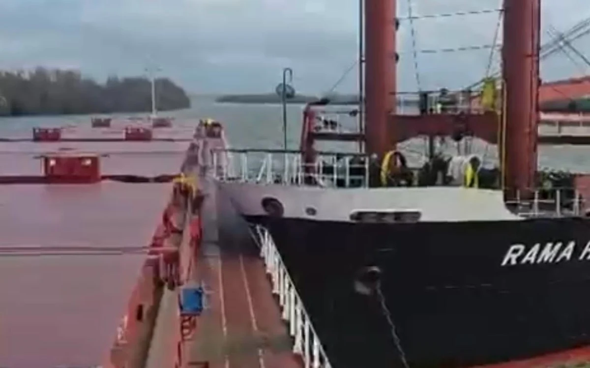 Imagini de la accidentul de pe Dunăre, unde o navă turcească a lovit un vas ancorat