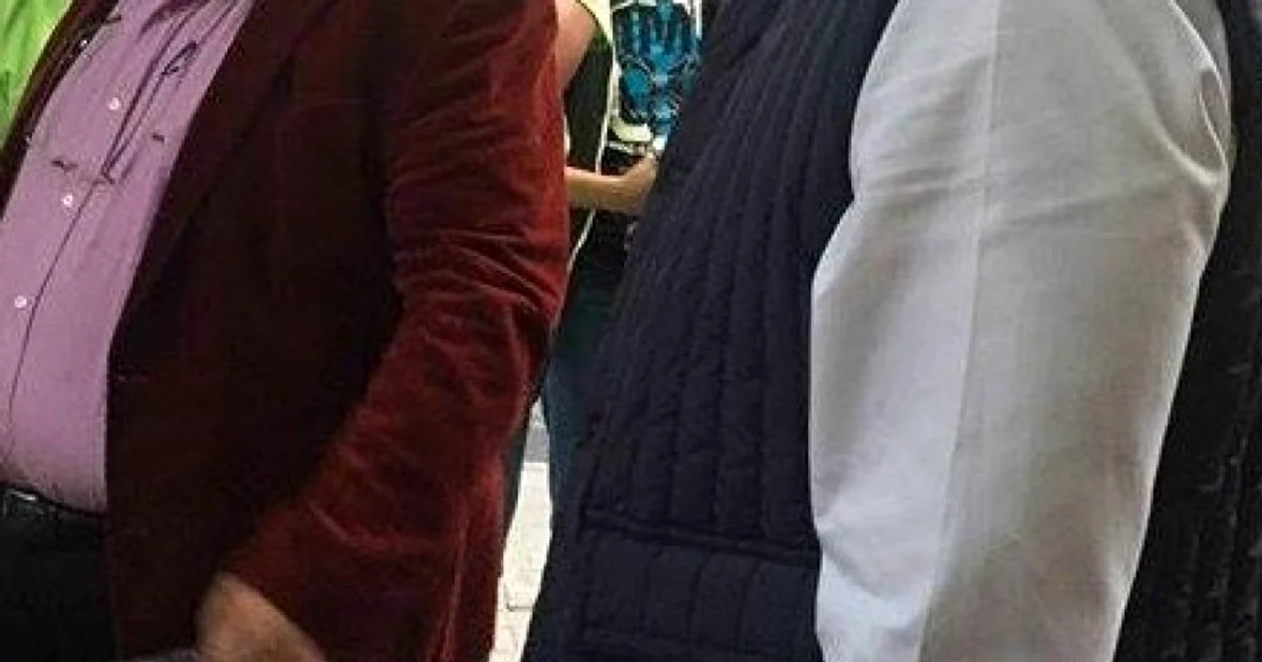 Cristian Popescu Piedone (stânga) a mers prin Sectorul 4 să-l prezinte electoratului pe Răzvan Sava (dreapta). FOTO Adevărul