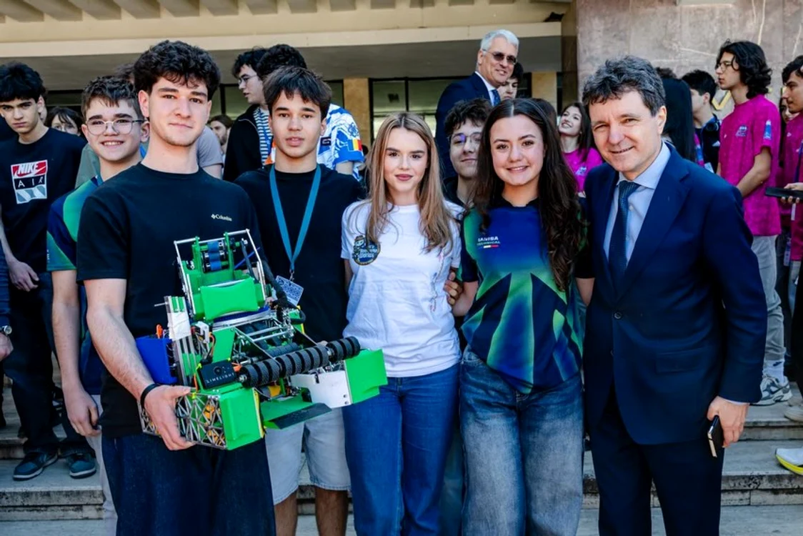 Nicușor Dan i-a felicitat pe elevii din lotul național de robotică FOTO Facebook / Nicușor Dan