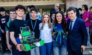 Nicușor Dan i-a felicitat pe elevii din lotul național de robotică FOTO Facebook / Nicușor Dan