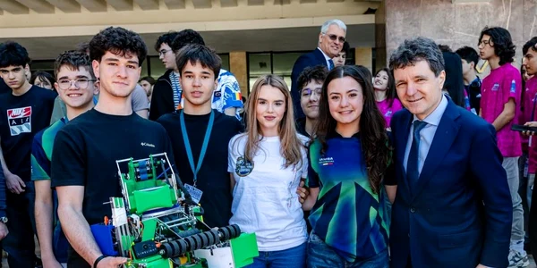 Nicușor Dan i-a felicitat pe elevii din lotul național de robotică FOTO Facebook / Nicușor Dan
