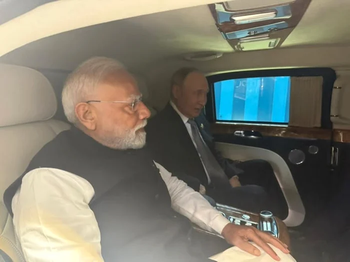 Narendra Modi, alături de Purin, în limuzina blindată a preşedintelui rus. FOTO: Facebook