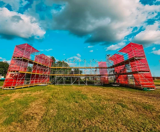 Se construiesc scenele de pe aerodrom FOTO Ștefan Both