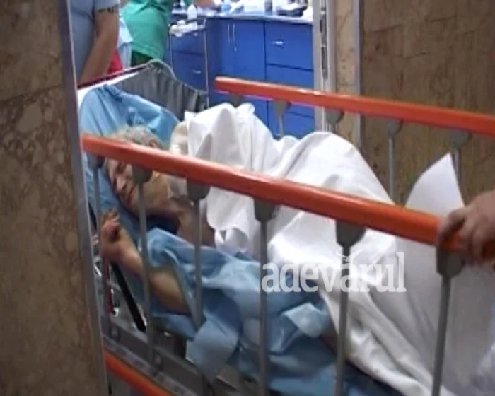 Victima a fost găsită de câţiva vecini în grădina din spatele casei şi imediat o ambulanţă a transportat-o la Spitalul Judeţean de Urgenţă din Târgovişte