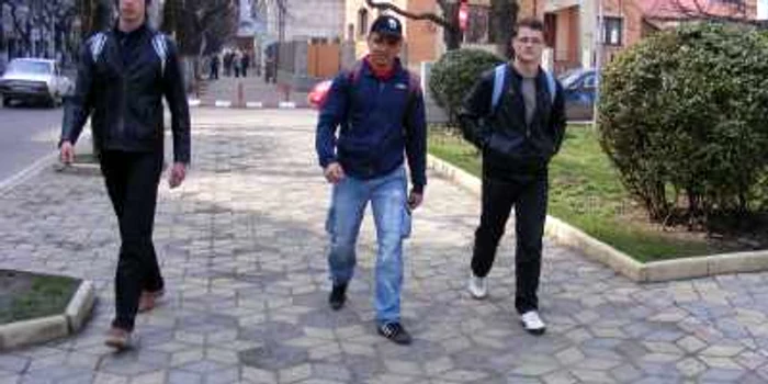 Trecătorii ocolesc gropile