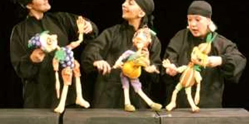 Actorii băcăuani mânuiesc păpuşile cu îndemânare şi-i încântă pe spectatori de peste 50 de ani