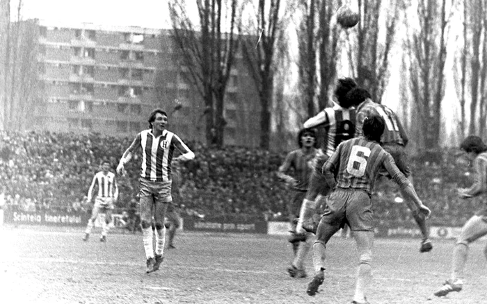 FC Corvinul - Steaua în 1982. Foto: Aurel Herlea.