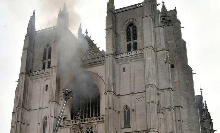 Incendiu la catedrala Sfinţii Petru şi Paul din Nantes FOTO EPA-EFE