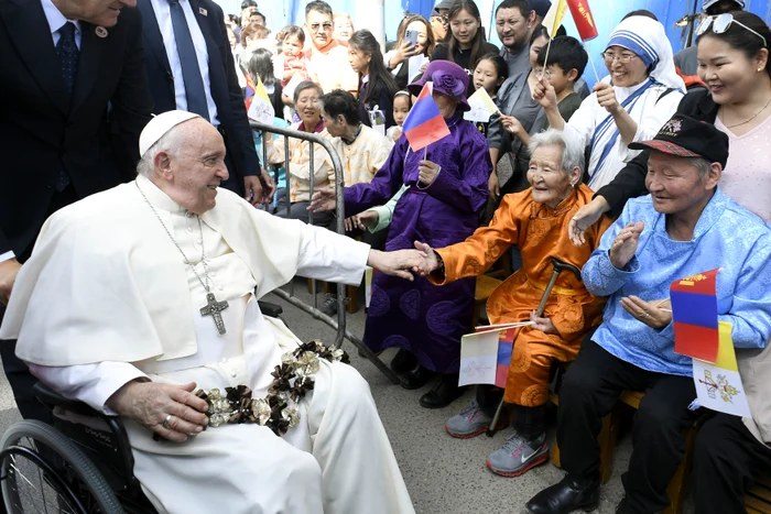 Papa Francisc, în timpul vizitei în Mongolia Foto Profimedia