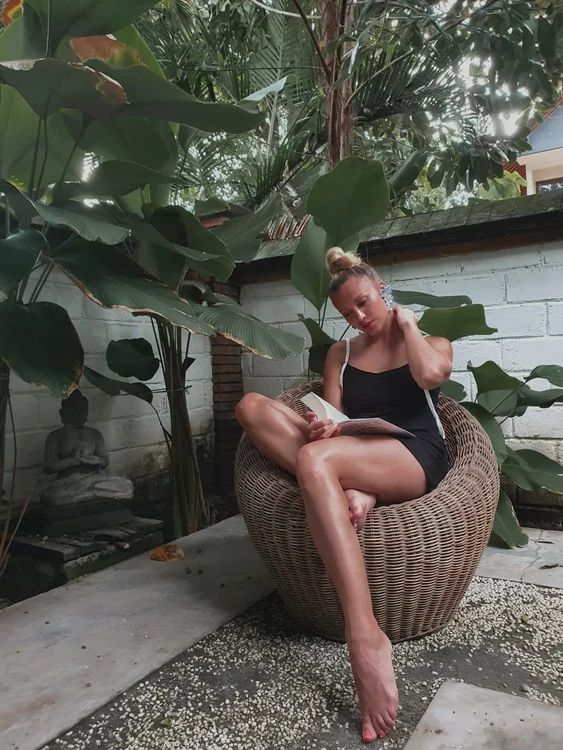 Își petrece zilele citind, uitându-se la filme și făcând plajă lângă piscina din curte