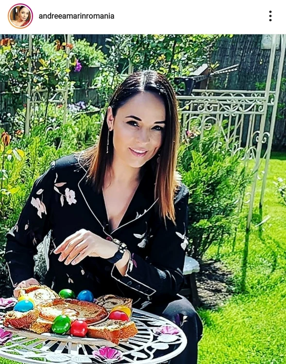 Andreea Marin, în curtea casei sale, în pijamale din satin