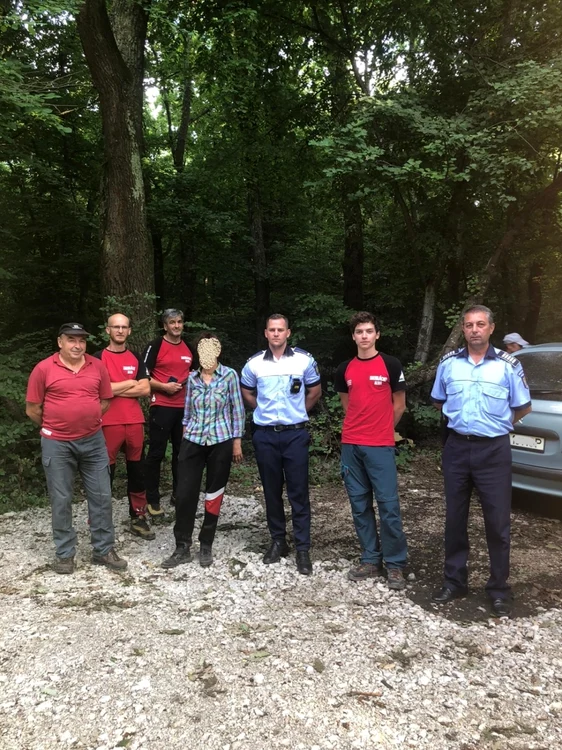 Femeia a fost salvată de cei de la Salvamont şi Poliţie. Foto: IPJ Alba