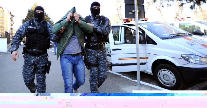 600.000 de ţigări şi un sfert de tonă de alcool au fost găsite la Siret, în urma percheziţiilor FOTO Mediafax