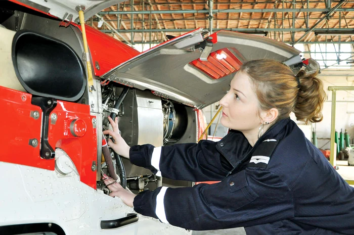 Tânăra pregăteşte elicopterele înainte de plecarea în misiunefoto: arhiva personală