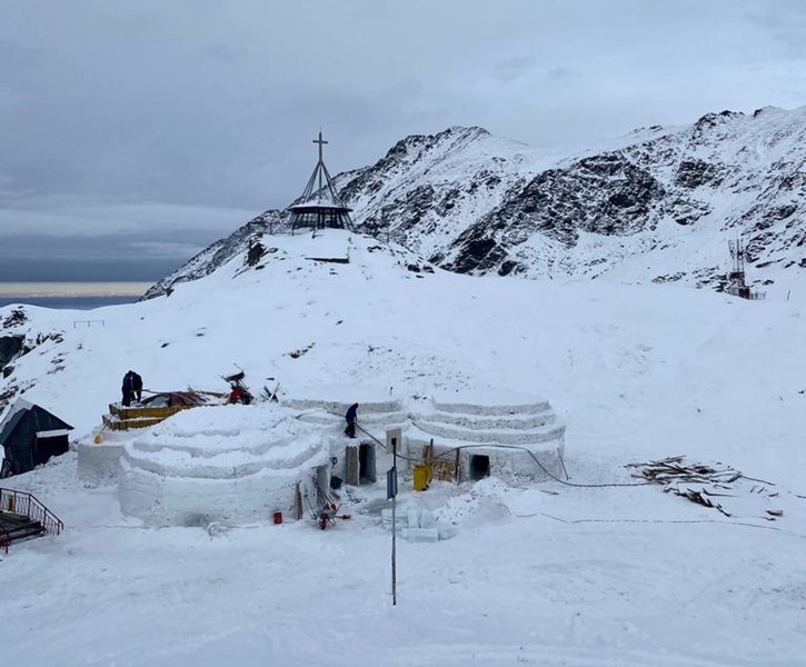 Zăpadă de 35 cm la Bâlea Lac. Constructorii intenţionează să ridice un nou hotel de gheaţă