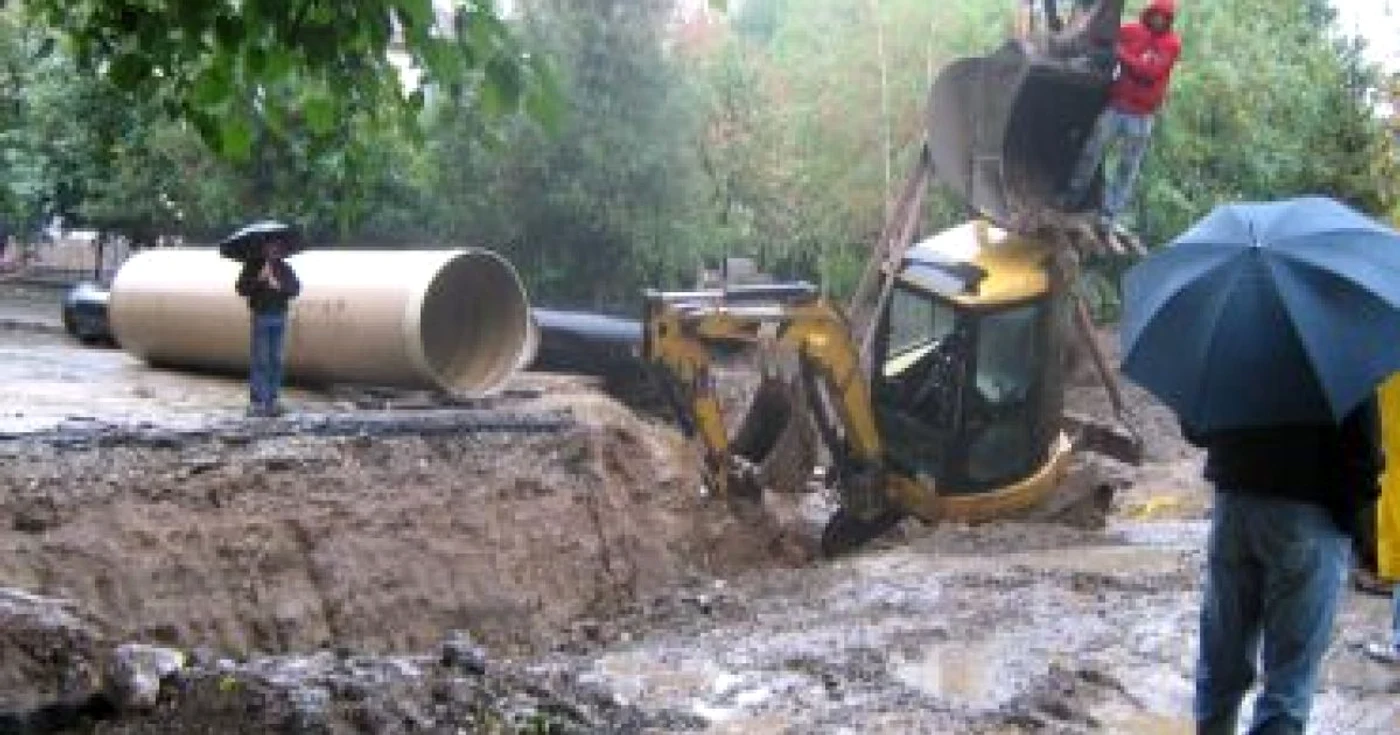 Turnu Severin: Ploaia nu a oprit lucrările la rețeaua de apă canal