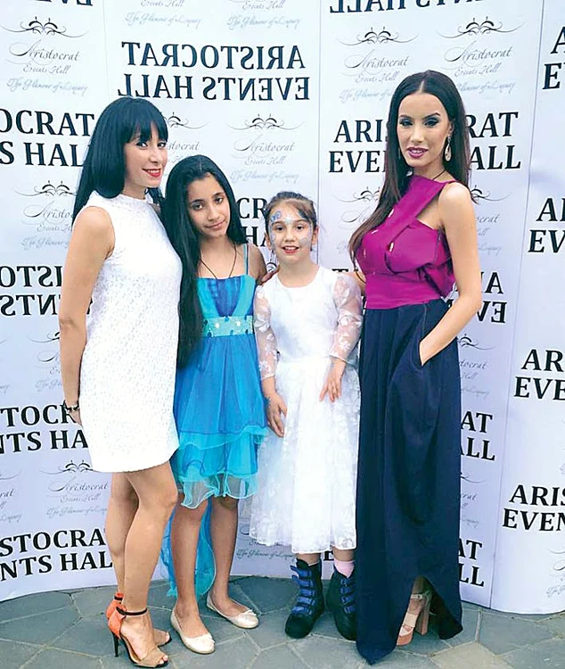 Banii strânși din vânzarea  rochițelor o vor ajuta pe Kassandra  Rotariu să se opereze