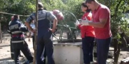 Pompierii militari au plecat la Hamcearca pentru a scoate trupul femeii din fântână (foto arhivă)