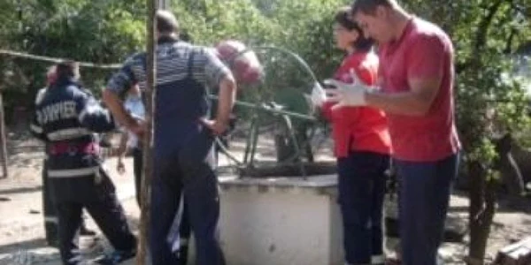 Pompierii militari au plecat la Hamcearca pentru a scoate trupul femeii din fântână (foto arhivă)